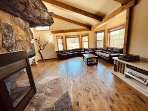 Älytelevisio, takka, DVD-soitin, pöytäjalkapallopöytä