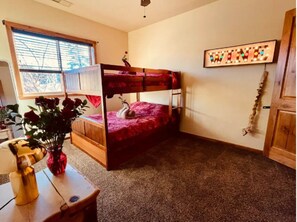5 slaapkamers, een bureau, een strijkplank/strijkijzer, gratis wifi
