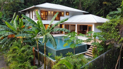 Five Bedroom House! Walk to the Beach. 5 min drive to Santa Teresa! AC - WiFi