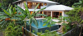 Five Bedroom House! Walk to the Beach. 5 min drive to Santa Teresa! AC - WiFi