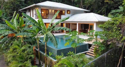 Five Bedroom House! Walk to the Beach. 5 min drive to Santa Teresa! AC - WiFi