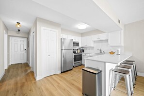 Kjøleskap, mikrobølgeovn, ovn og kokeplater