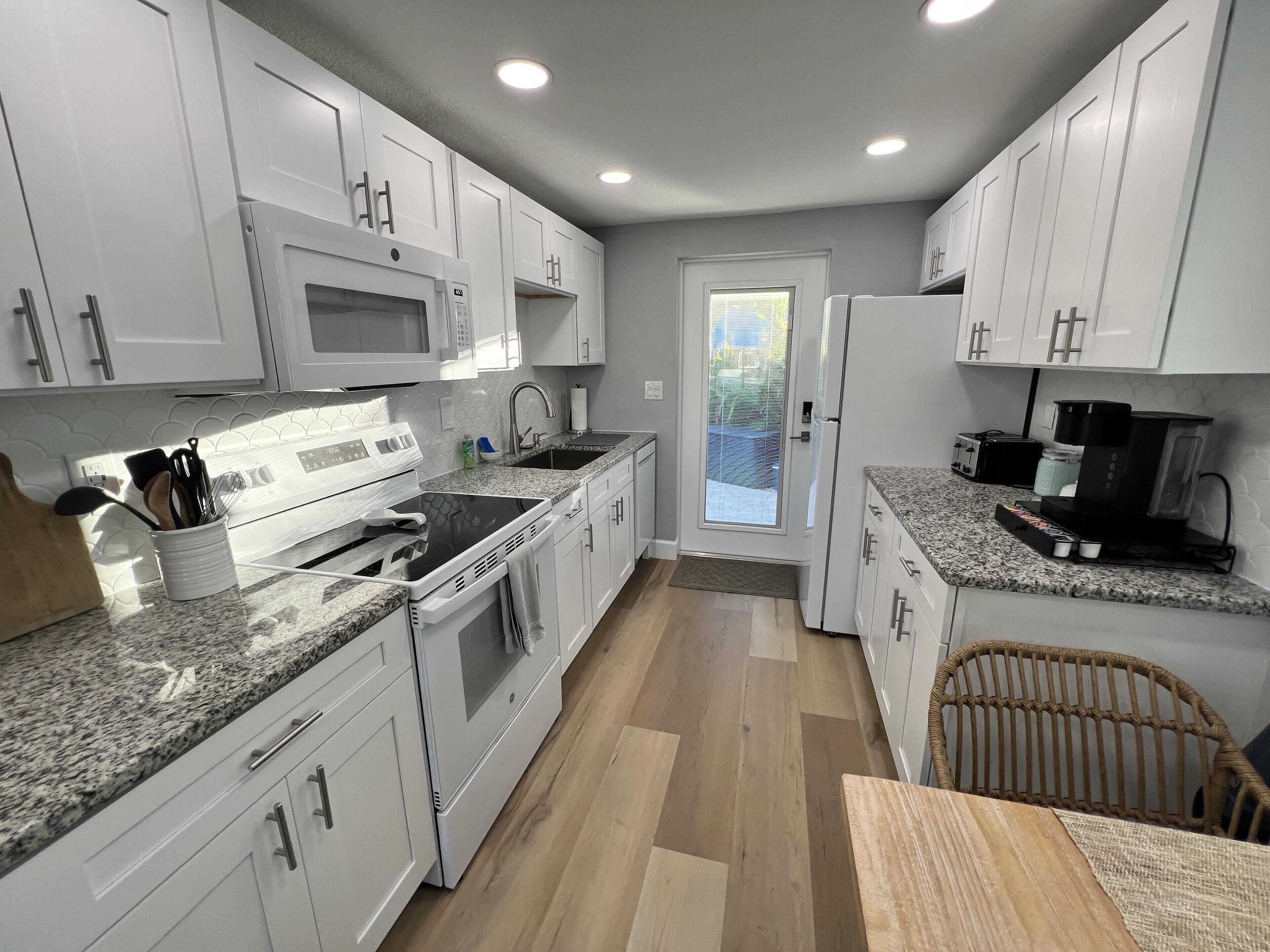 Réfrigérateur, four à micro-ondes, un four, surface de cuisson