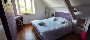 6 dormitorios, escritorio, tabla de planchar con plancha y cuna de viaje