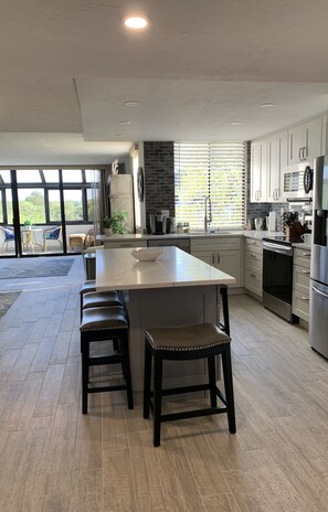 Jääkaappi, mikroaaltouuni, uuni, liesi