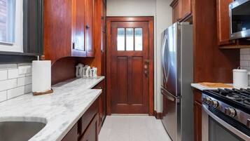 Een koelkast, een magnetron, een oven, een kookplaat