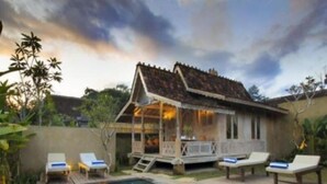 Ein Haus mit Pool, zwei Liegestühlen und einer Holzterrasse.