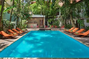 Outdoor pool - Penh House Hotel (Phnom Penh)