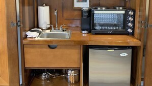 Cafetière/bouilloire, réfrigérateur, micro-ondes, four