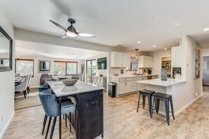 Kjøleskap, mikrobølgeovn, ovn og kokeplater