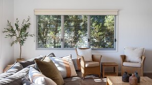 TV - Aurora - A Luxurious Family Getaway (Mollymook Beach)