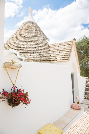 Property grounds - TRULLI in the heart of the Itria Valley with SWIMMINGPOOL and beach tennis court (Puglia)