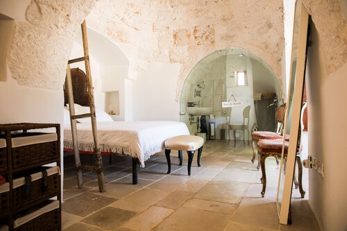 TRULLI in the heart of the Itria Valley with SWIMMINGPOOL and beach tennis court