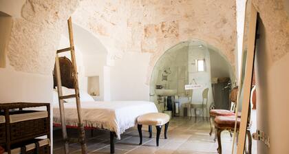 TRULLI in the heart of the Itria Valley with SWIMMINGPOOL and beach tennis court