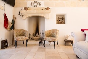 Smart TV, chimenea y libros 