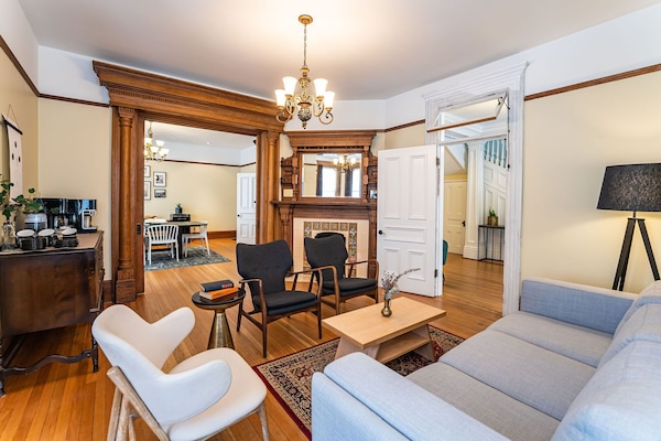 Cheminée, livres, espaces bureaux