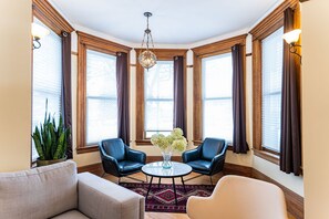 Fireplace, books, offices - Heritage Location in Heart of Revelstoke (Revelstoke)