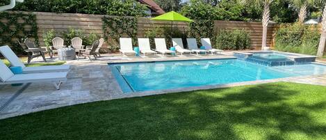 Una piscina al aire libre, una piscina climatizada