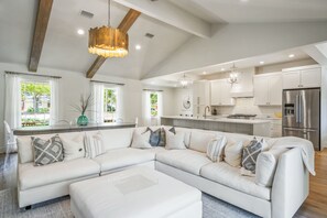 TV connectée, cheminée, table de tennis de table, imprimantes