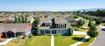 Three Suites Lodge, Full Private Bathrooms!
