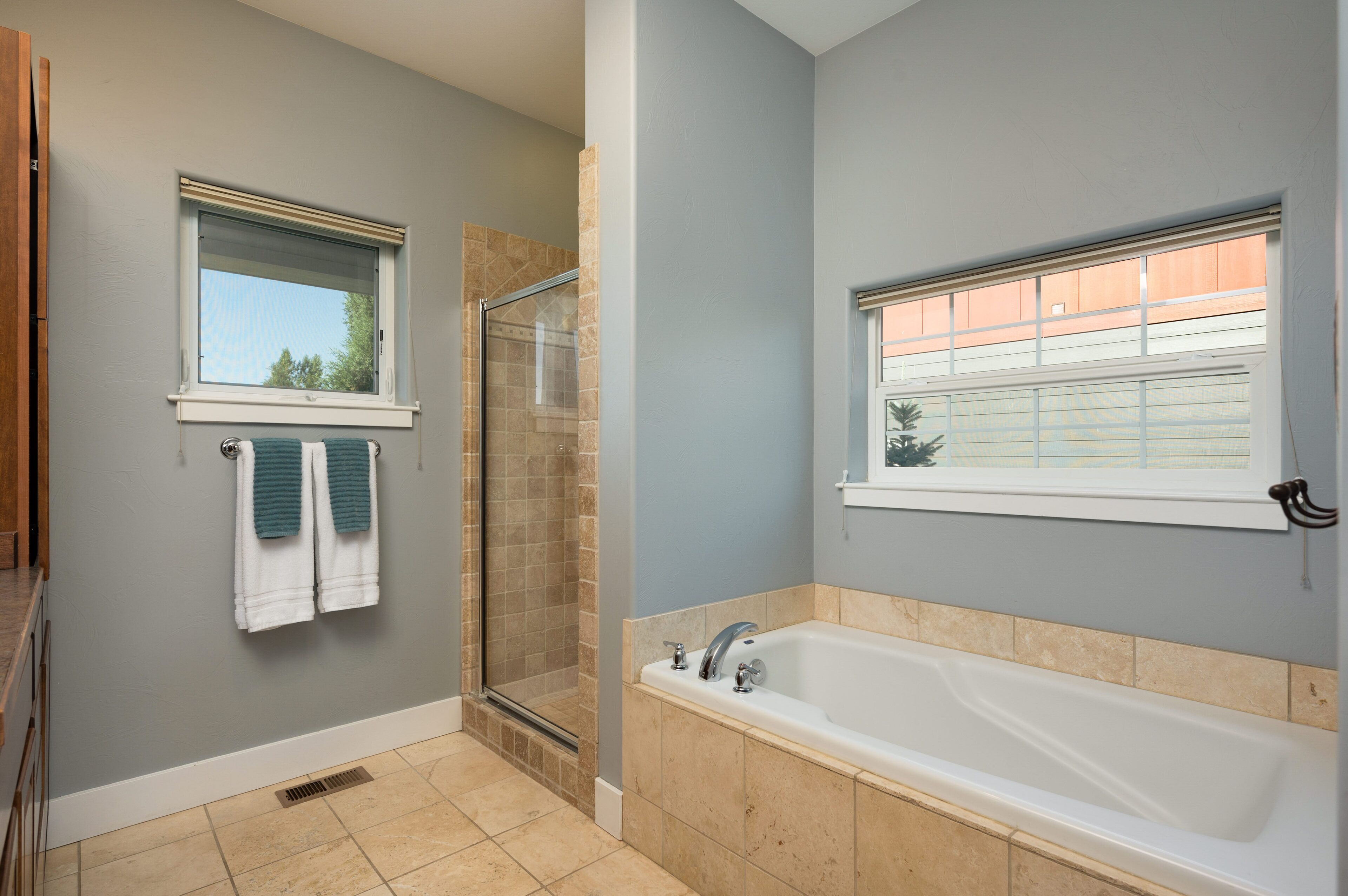 Combined shower/bathtub, hair dryer, towels, soap