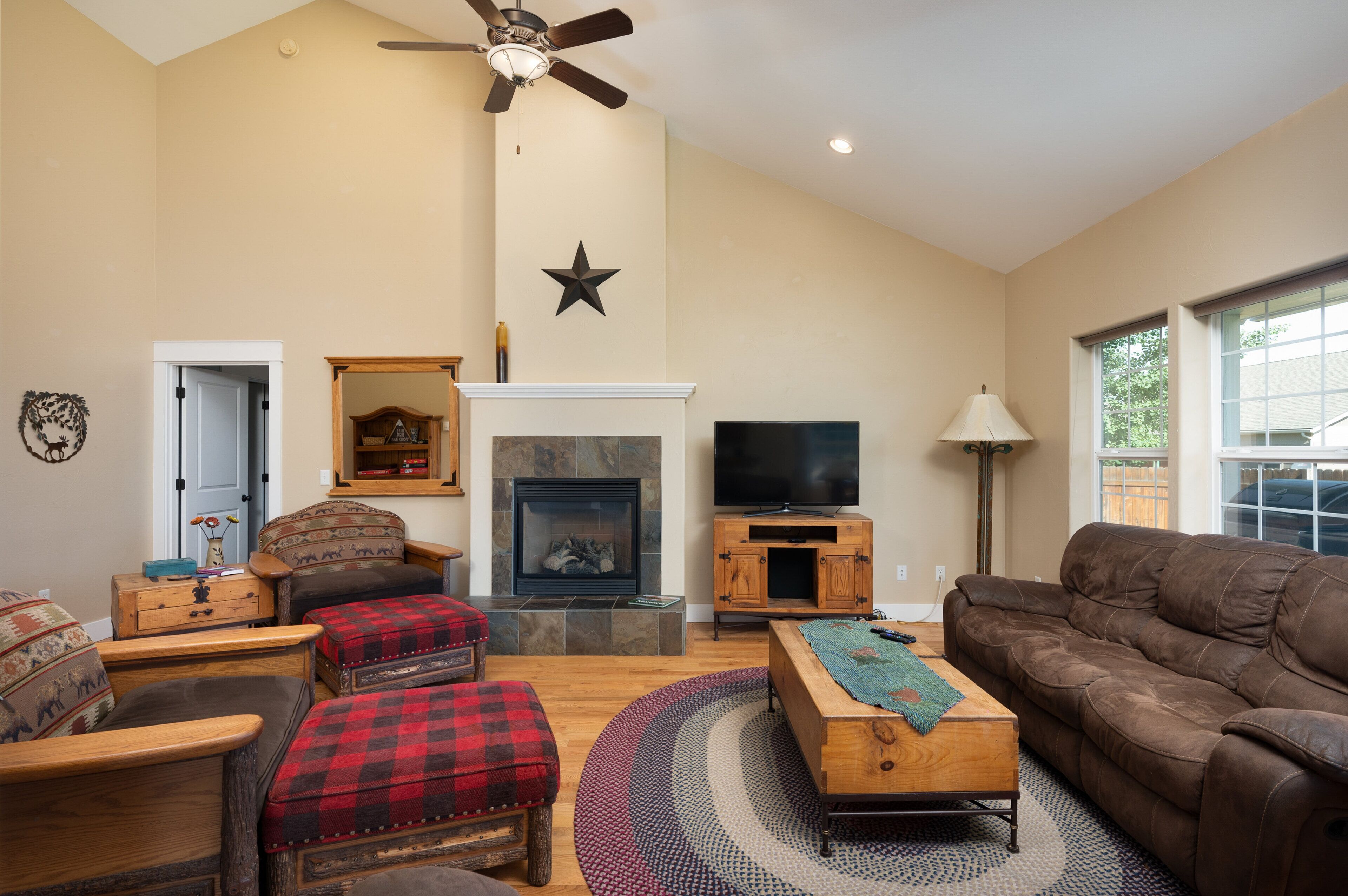 Smart TV, fireplace, DVD player