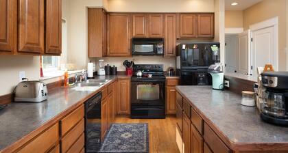 Three Suites Lodge, Full Private Bathrooms!