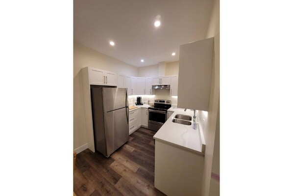 Fridge, microwave, oven, stovetop - Putting Green Paradise: Two- Bedroom Suite (Langford)
