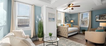 Broad Street Suite 1 |Parking Available |Downton |Walkable |Above Restaurant | King & Queen Bedroom