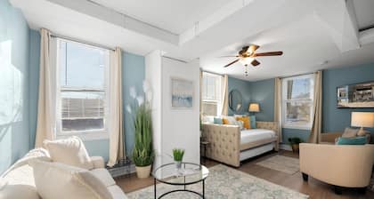 Broad Street Suite 1 |Parking Available |Downton |Walkable |Above Restaurant | King & Queen Bedroom