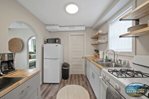 Fridge, microwave, oven, stovetop - Broad St Earth Suite |Amazing Location in the Heart of Town |Parking Available |King & Queen Bedroom (Lake Geneva)