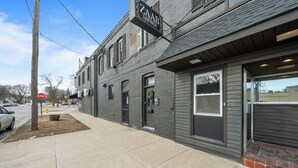Un edificio con un letrero que dice 'ZAAB Lounge' y una puerta con el número '720'.