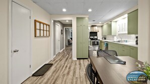 コーヒー / ティーメーカー、冷蔵庫、電子レンジ、オーブン