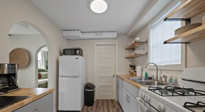 Kylskåp, mikrovågsugn, ugn och spishäll