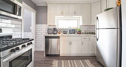 Quick Trip Getaway |Fun Southwestern Vibe |Enclosed Porch |Walkable to Downtown Lake Geneva |Parking