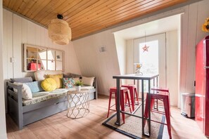 TV - Geneva Beach House Como Suite |Easy Half Mile Walk to the Lake |Shared Backyard |Parking (Lake Geneva)