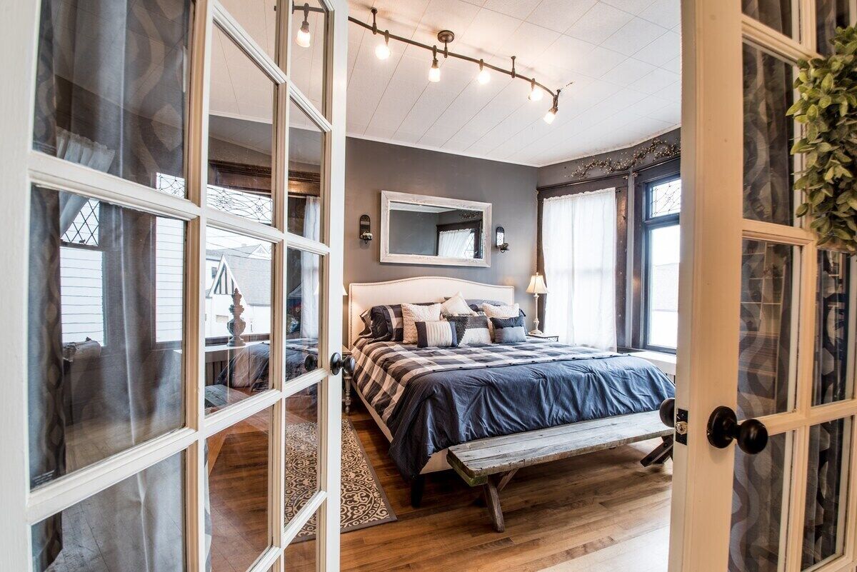 6 bedrooms, WiFi, bed sheets