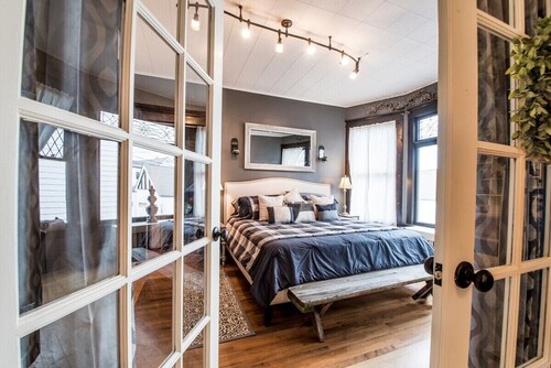 Historic Downtown Lake Geneva Bungalow Walk to Beach Dining and Nightlife