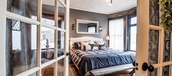 Historic Downtown Lake Geneva Bungalow Walk to Beach Dining and Nightlife