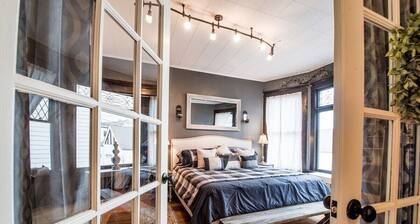 Historic Downtown Lake Geneva Bungalow Walk to Beach Dining and Nightlife