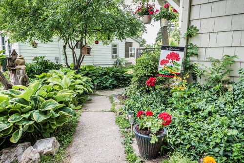 Lost Oak on Center |Upper Level Apartment in Historic Home |Downtown Lake Geneva |On-Site Parking