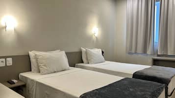 Minibar, espacio para trabajar con laptop, wifi gratis y ropa de cama