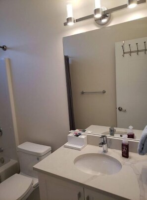 وحدات دش مع أحواض استحمام، مجففات شعر، مناشف، صابون