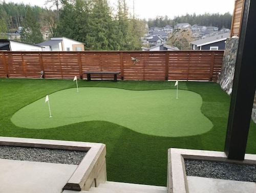 Bachelor's Green Oasis: With Putting Green