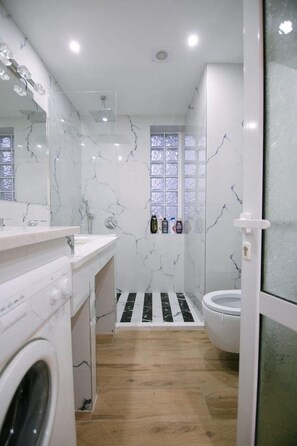 Dusche, Haartrockner, Handtücher, Seife
