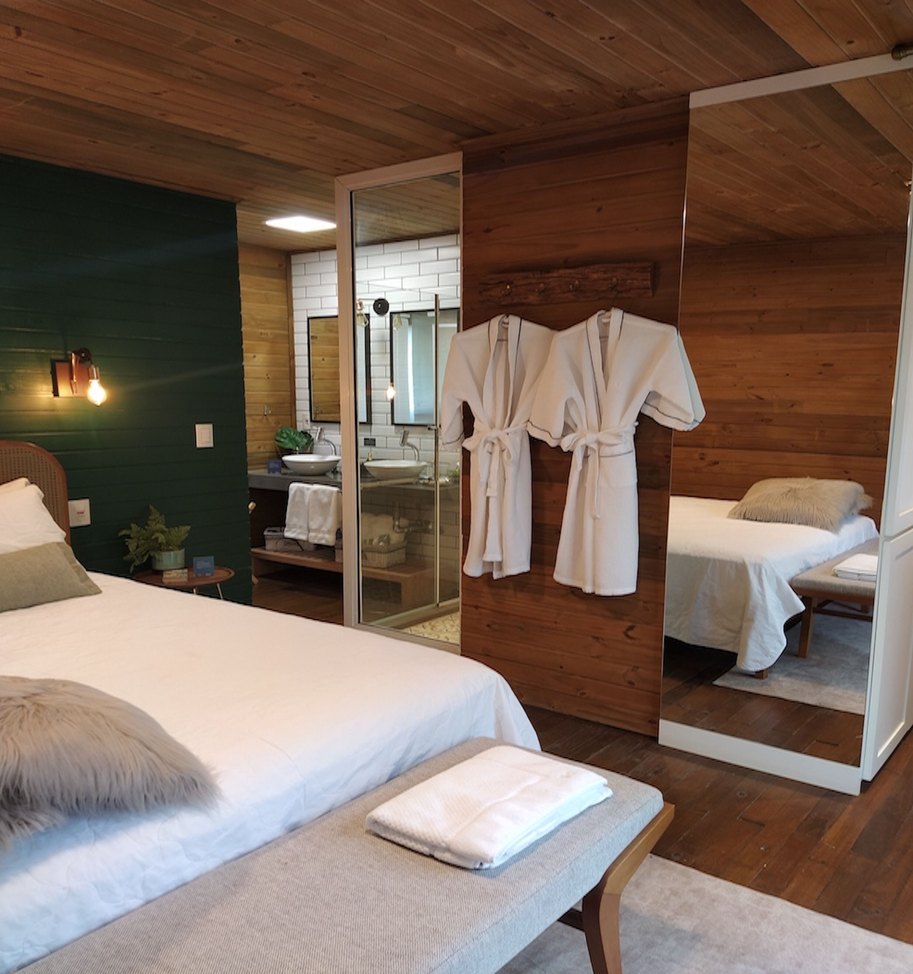 Cabana das Araucárias | Hypo-allergenic bedding, free minibar items, individually decorated