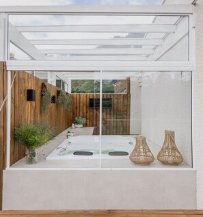 Romantic Suite | Hypo-allergenic bedding, free minibar items, individually decorated - Vila Nambu (Gramado)