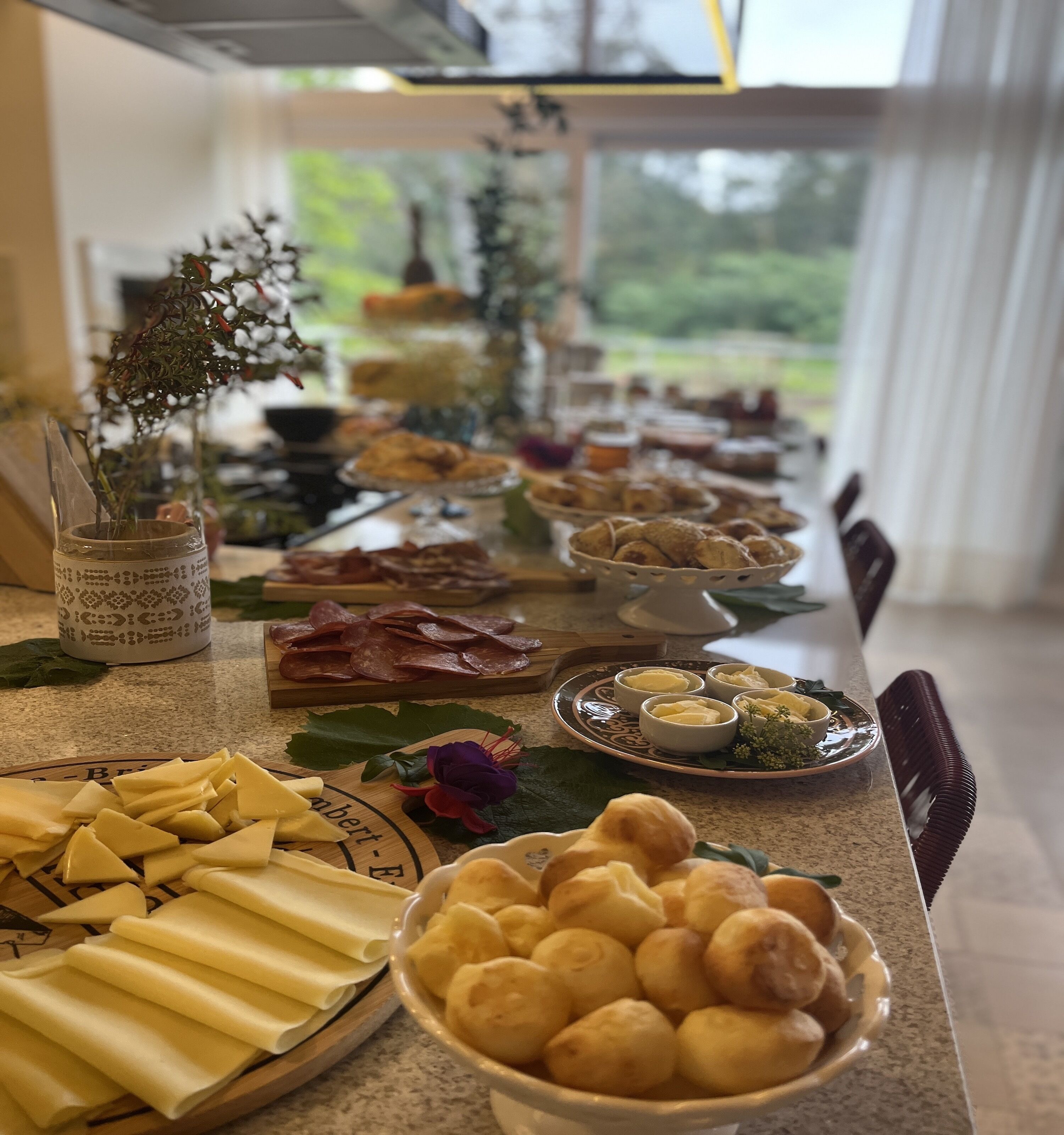 Caf é da manhã completo grátis todos os dias