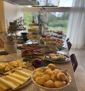 Petit déjeuner complet compris tous les jours