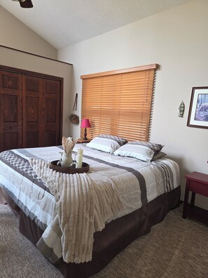 3 bedrooms, desk, iron/ironing board, free WiFi